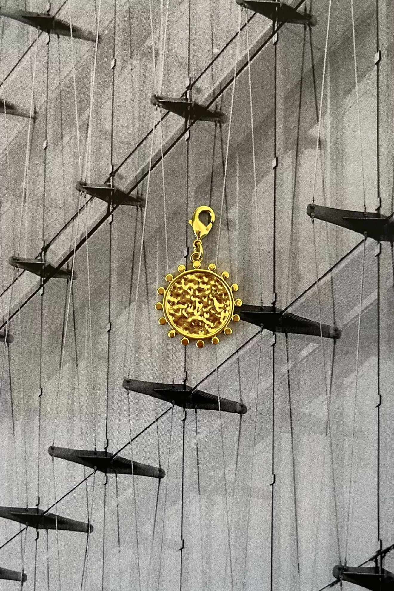 Flash Sale Orta Médaille martelée dorée