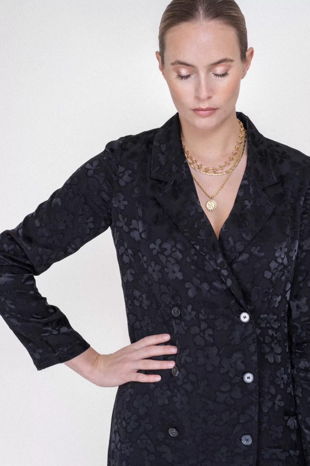 robe_edith_jacquard_noir_3.webp Store Orta Robe Edith jacquard noir