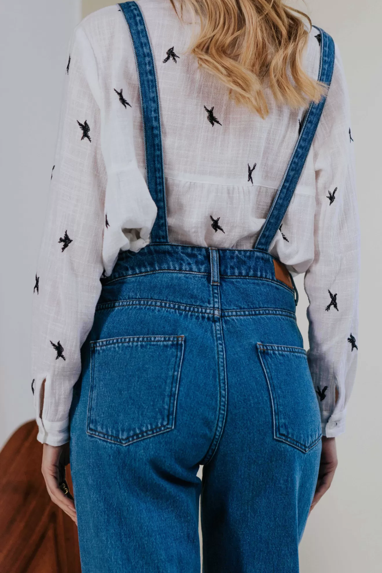 salopette_gilles_bleu_2.webp Online Orta Salopette Gilles bleu bleumoyen ·Bretellesréglablesavecdesboutons · Boutonsimpressionécailles ·4poches ·Aporteraveclesbretellescroiséesounon ·100%coton certifié Oeko-Tex®·Confectionnéau Portugal·Sarah mesure1m72etporteunetailleS ·Prenezvotretaillehabituelle