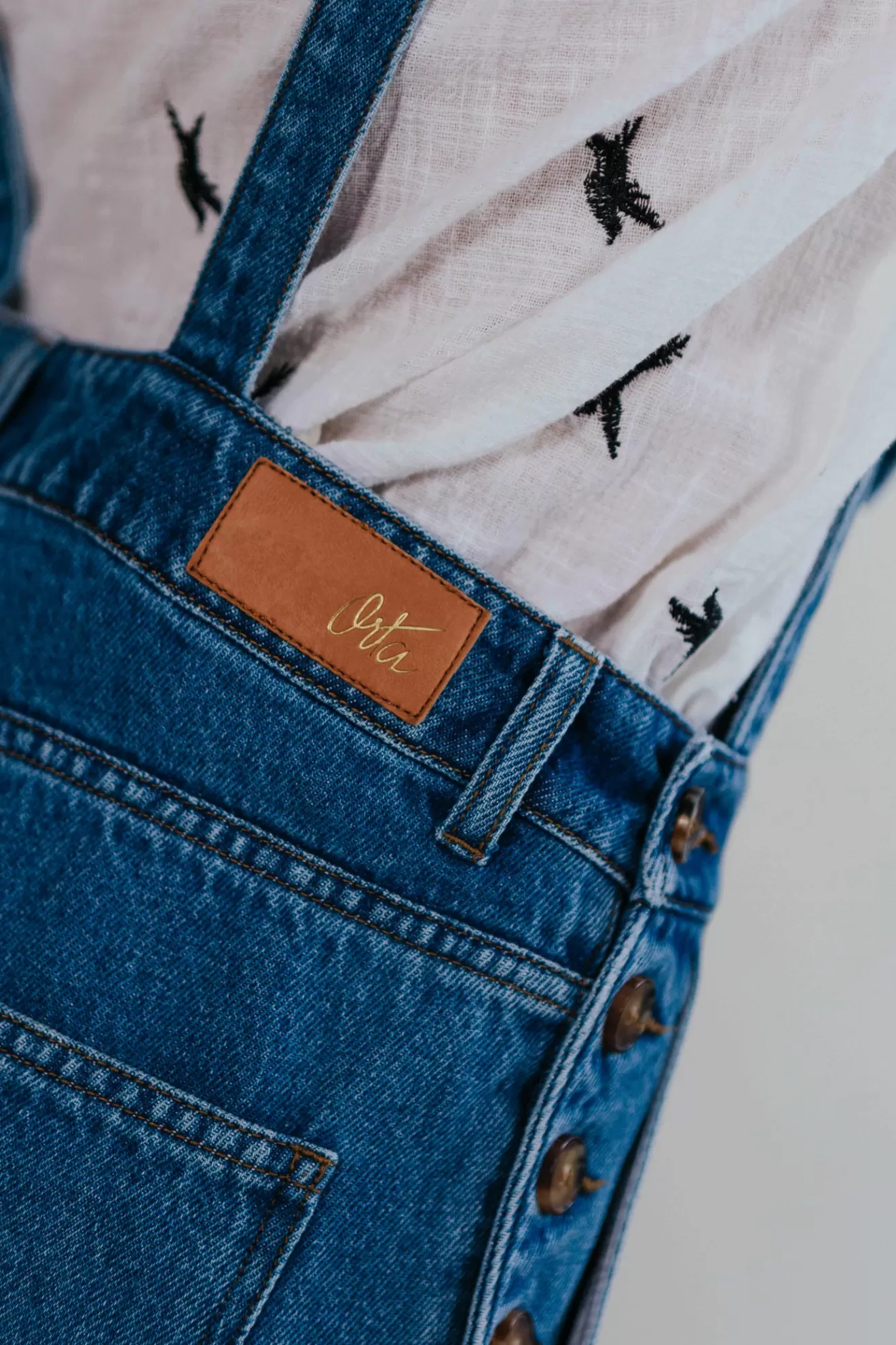 salopette_gilles_bleu_3.webp Online Orta Salopette Gilles bleu bleumoyen ·Bretellesréglablesavecdesboutons · Boutonsimpressionécailles ·4poches ·Aporteraveclesbretellescroiséesounon ·100%coton certifié Oeko-Tex®·Confectionnéau Portugal·Sarah mesure1m72etporteunetailleS ·Prenezvotretaillehabituelle