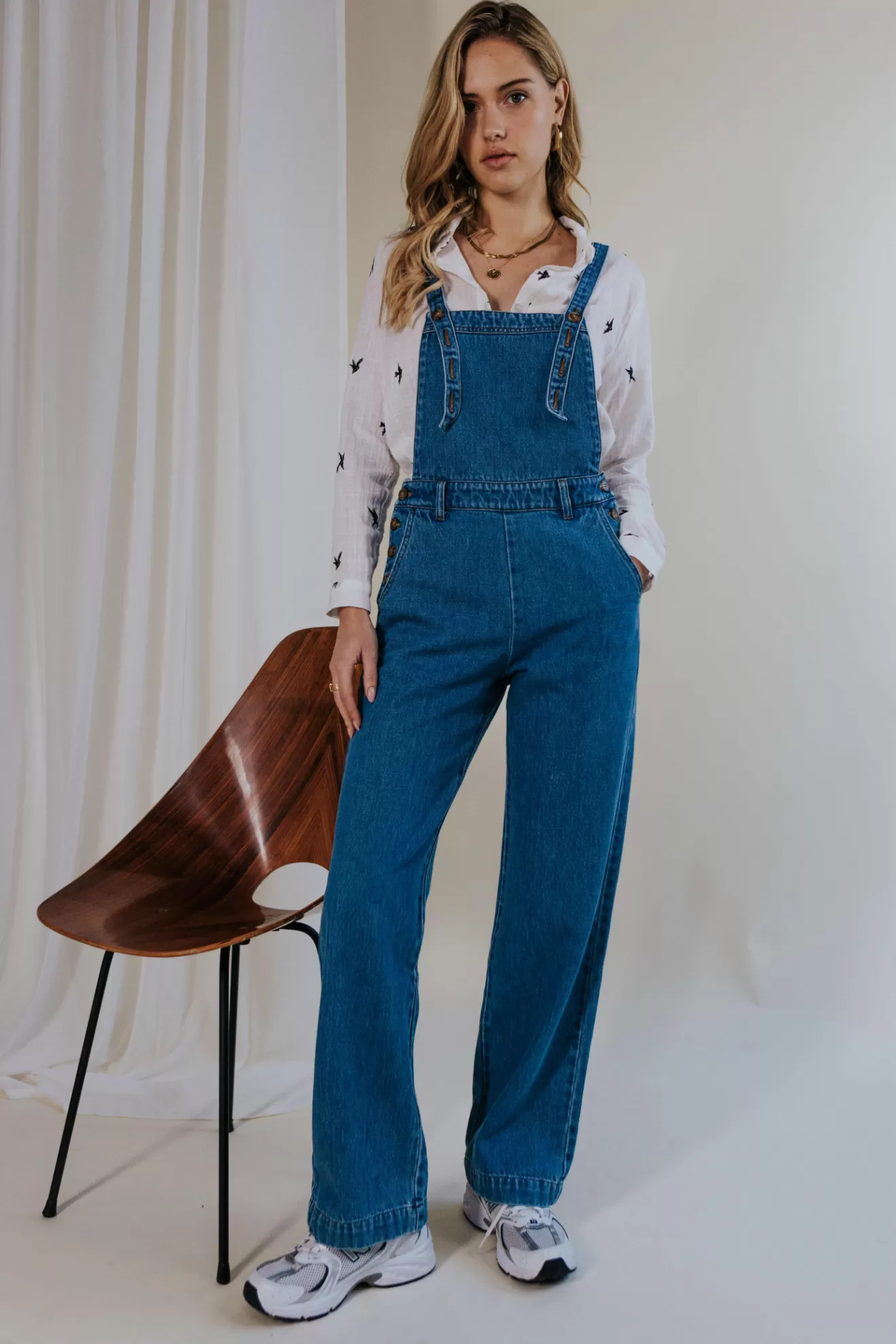 salopette_gilles_bleu_4.webp Online Orta Salopette Gilles bleu bleumoyen ·Bretellesréglablesavecdesboutons · Boutonsimpressionécailles ·4poches ·Aporteraveclesbretellescroiséesounon ·100%coton certifié Oeko-Tex®·Confectionnéau Portugal·Sarah mesure1m72etporteunetailleS ·Prenezvotretaillehabituelle